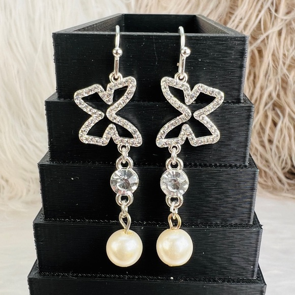 Silvertone clear bling faux pearl butterfly lightweight pierced dangle earrings - Picture 1 of 4